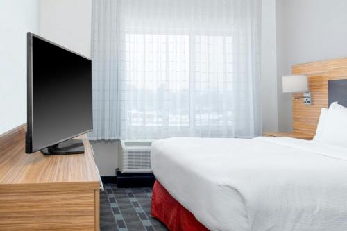 TV a/nebo společenská místnost v ubytování TownePlace Suites by Marriott Detroit Allen Park