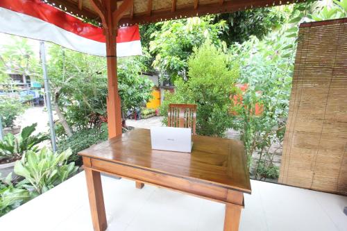 Κήπος έξω από το Capital O 93881 Jero House