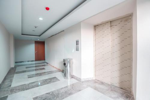 a hallway with a sliding door in a building at Hotel O Ciputat Near Apartment Green Lake View Ciputat in Tangerang