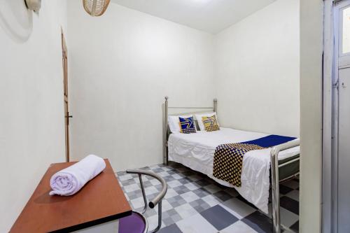 Postel nebo postele na pokoji v ubytování SPOT ON 93967 Hasna Guest House Syariah