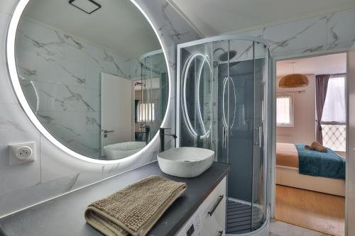 une salle de bain avec un lavabo et un miroir dans l'établissement Jungle Cruise #200m François 1er, à Cognac