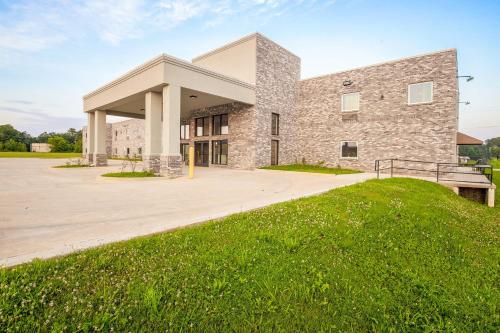 a building with a grassy hill in front of it at OYO Hotel Adairsville Calhoun South I-75 in Adairsville