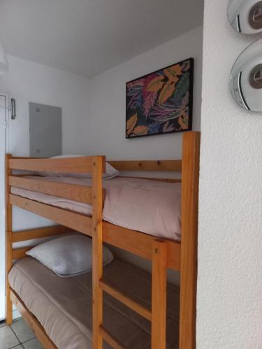 une chambre avec deux lits superposés dans l'établissement Charmant studio, au Grau-du-Roi