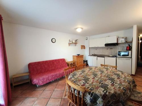 un salon avec un canapé rouge et une table dans l'établissement Résidence Korossol - 3 pièces pour 6/8 personnes à 100 m des pistes MAE-9124, à Montgenèvre