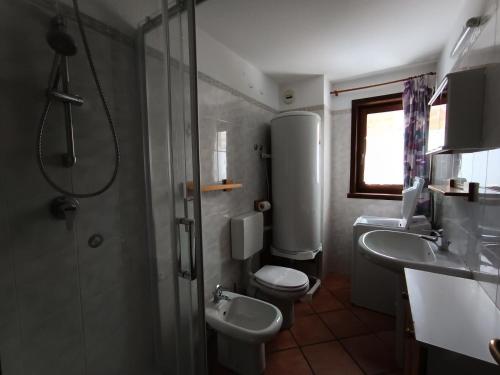 La salle de bains est pourvue de 2 lavabos, de toilettes et d'une douche. dans l'établissement Résidence Korossol - 3 pièces pour 6/8 personnes à 100 m des pistes MAE-9124, à Montgenèvre