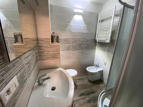 une salle de bain avec un lavabo et des toilettes dans l'établissement Résidence Ferme D'augustin - Batiment F - Appartement 2 pièces 4/6 personnes -Skis aux pieds MAE-9144, à Montgenèvre