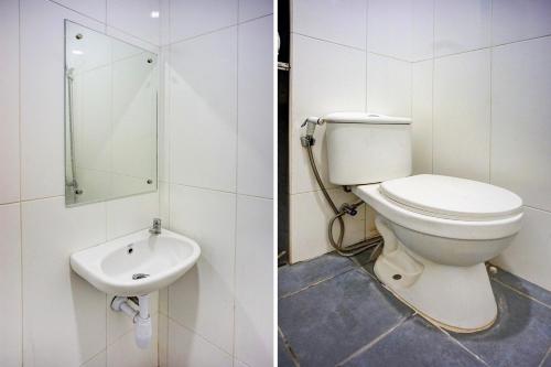 a bathroom with a toilet and a sink at Hotel O Helvetia Near Plaza Millenium Formerly Sunny Inn in Pulauberayan
