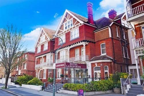 ブライトン＆ホーブにあるLangford Hotel, Brighton & Hoveの街の通りにある大きな赤レンガの建物