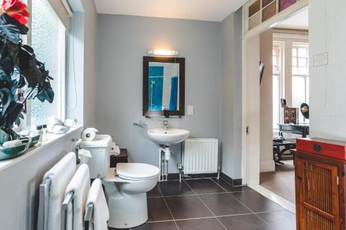 Gallery image of OYO Rayanne House Guest Accommodation in Holywood