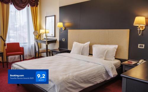 Una cama o camas en una habitación de Menorah Hotel