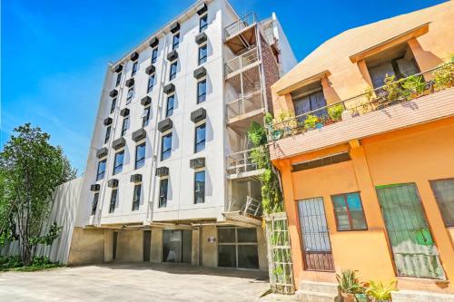 uma vista externa de um edifício em Spot On Classy Bunkbeds Near Makati Manila Formerly MYTOWN Madrid em Manilla