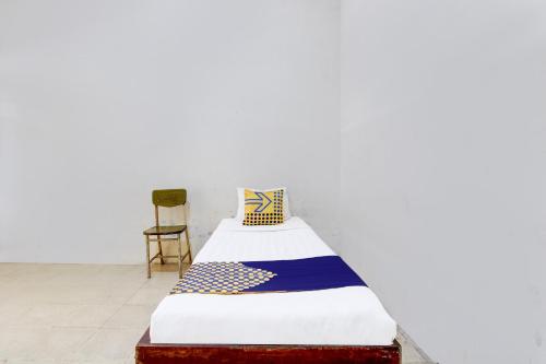 Katil atau katil-katil dalam bilik di Hotel O Agung Banjarnegara