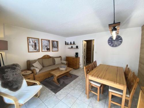 un salon avec une table et un canapé dans l'établissement Résidence Prapelier - Appartement chaleureux style montagne, situé dans un secteur calme au pied des pistes MAE-5501, à Vénosc