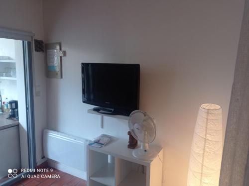 a flat screen tv sitting on a wall at Petit cocon avec terrasse à 150m de l'océan in Soulac-sur-Mer