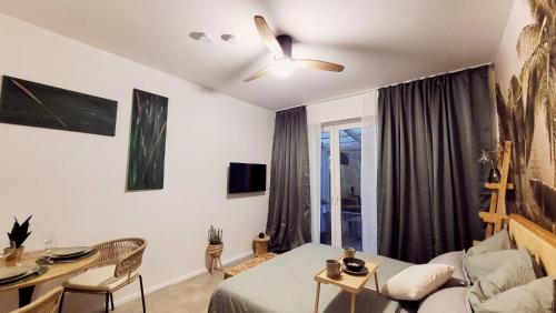 Μια τηλεόραση ή/και κέντρο ψυχαγωγίας στο Apartment Bali - live better with AH Living