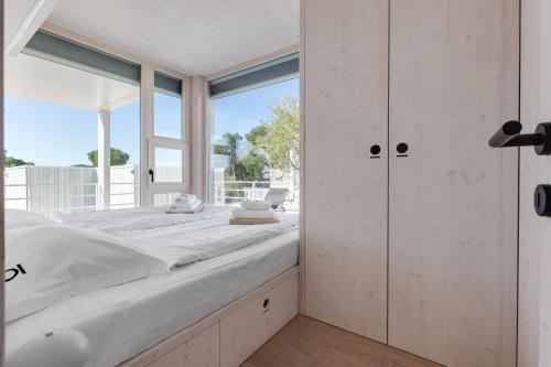 a bedroom with a large bed and a window at Zalo Villa Buqez in Drage