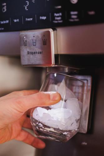 a hand is holding a glass object in an appliance at Dom v stráni in Poniky