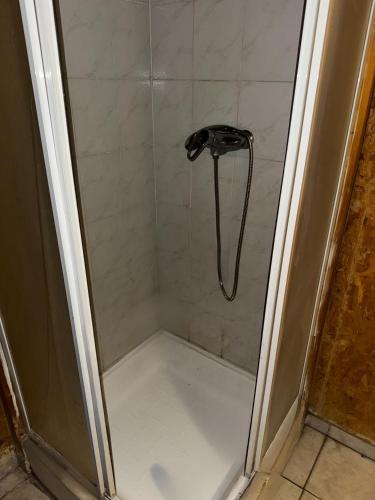 una ducha con puerta de cristal en un baño en ChillPoint Hostel, en Praga