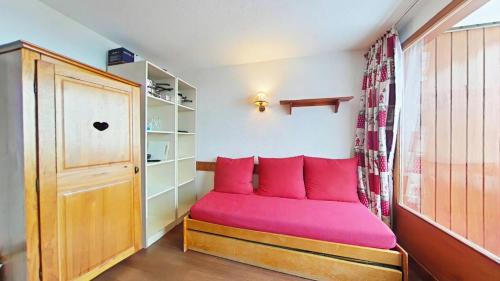 une chambre avec un canapé rose dans une pièce dans l'établissement Résidence Le Cervin - Résidence LE CERVIN N°304 MAE-5551, à La Plagne Tarentaise