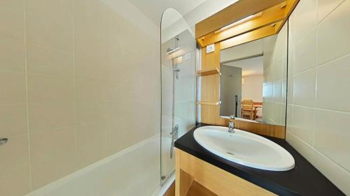 une salle de bain avec un lavabo, une douche et un miroir dans l'établissement Résidence Le Cervin - Résidence LE CERVIN N°304 MAE-5551, à La Plagne Tarentaise