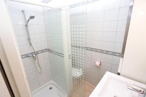 une salle de bain avec douche et lavabo dans l'établissement Grande studio 2 coeur des animations à 50m plage, à Argelès-sur-Mer