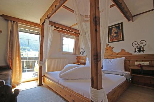 Posteľ alebo postele v izbe v ubytovaní Alp Art Hotel Götzens