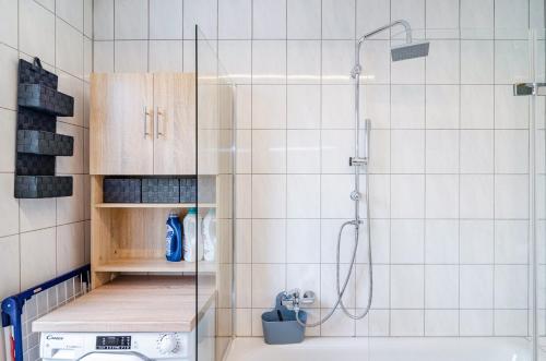 a bathroom with a shower and a toilet and a sink at Ferienwohnung am West-östlichen Tor in Ecklingerode