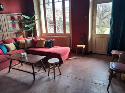 a living room with a pink couch and a table at Chalet de la source in Prades