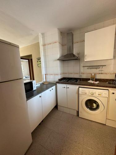 una cucina con lavatrice e lavastoviglie di Apto dos dormitorios en Ayacosta a Isla Canela