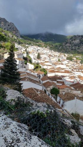 una vista aerea di una città con edifici bianchi di Casa Rural Grazalema a Grazalema