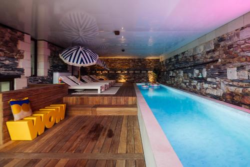 Πισίνα στο ή κοντά στο Casa Mila & Spa - Maison d'Hôtes raffinée vue Loire, Spa & Piscine
