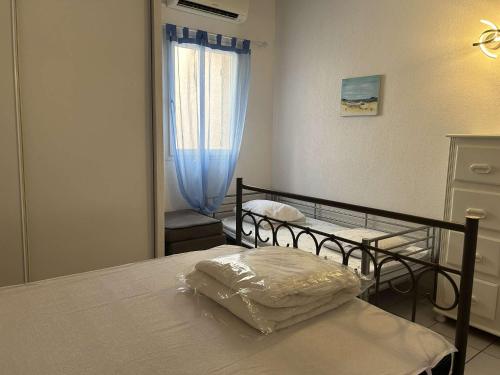 une chambre avec deux lits superposés et une fenêtre dans l'établissement SP480-192 Maison 2 pièces mezz 5 couchages SAINT PIERRE LA MER, à Saint Pierre La Mer