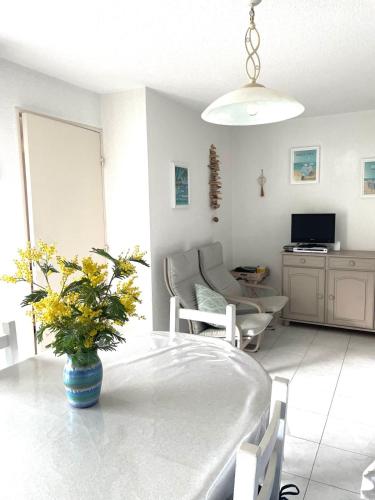 un salon avec une table et un canapé dans l'établissement Apartment with terrace in Cavalaire-sur-Mer, à Cavalaire-sur-Mer