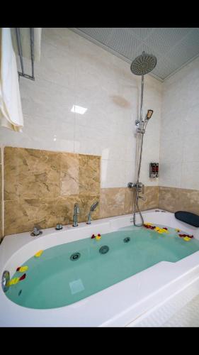 Bilik mandi di Ha Long Park Hotel
