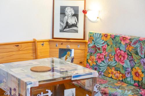a living room with a couch and a glass table at Studio Turquoise à 100m de la plage in Bénodet