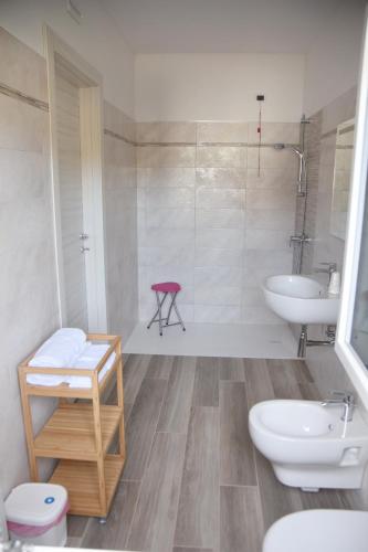 a bathroom with a tub and a sink and a toilet at Casa Beuzer in Cividale del Friuli