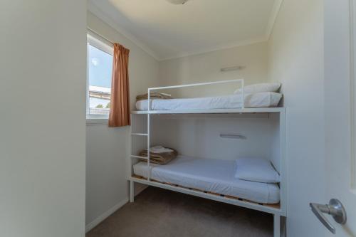 Ένα ή περισσότερα κρεβάτια σε δωμάτιο στο Greens Beach Caravan Park