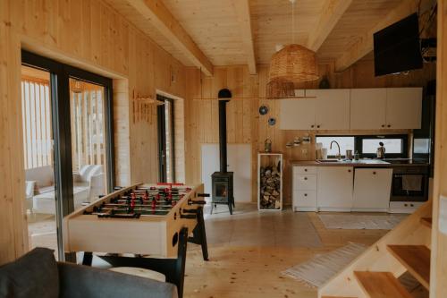 SidzinaにあるDomki Pod Halą Krupowa - Domek Zawojaのフーズボールテーブルとキッチンのあるリビングルーム