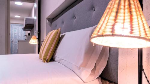 Ένα ή περισσότερα κρεβάτια σε δωμάτιο στο Apartamentos Carolina by gaiarooms
