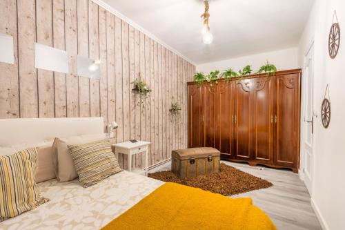 a bedroom with a bed and wooden walls at Casa pablo y francisca in Alfarrás