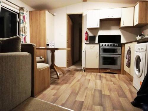 Köök või kööginurk majutusasutuses Badgers nestled in a cozy corner of the park