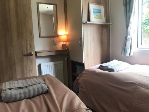 Voodi või voodid majutusasutuse Badgers nestled in a cozy corner of the park toas