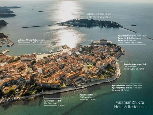 Una vista aérea de una pequeña isla en el agua. en Old Town Suites and Rooms, en Poreč