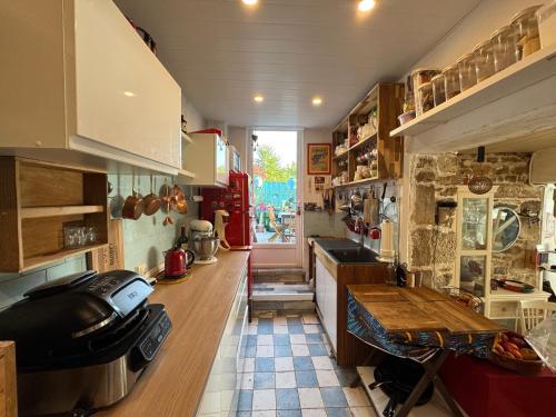 une grande cuisine avec un comptoir et un comptoir dans l'établissement Maison artistique atypique Atelihome, à Concarneau