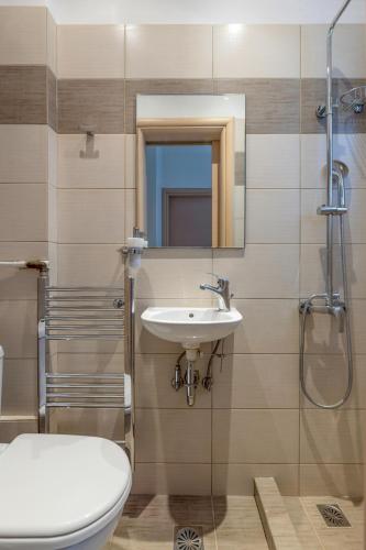 Modern Athenian Nest near Kallimarmaro Stadium by UPSTREET