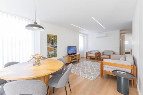 ヴィアナ・ド・カステロにあるMexia Galvão city centerのテーブルと椅子のあるリビングルーム