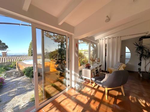 un salon avec vue sur l'océan dans l'établissement Le Lavandin Maison pour 4 personnes avec piscine et vue panoramique à La Londe Les Maures, à La Londe-les-Maures