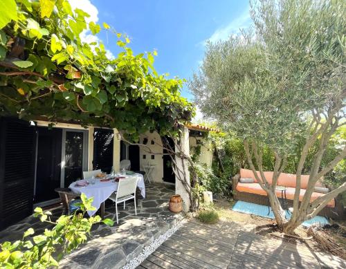 d'une terrasse avec une table et un banc dans une cour. dans l'établissement Le Lavandin Maison pour 4 personnes avec piscine et vue panoramique à La Londe Les Maures, à La Londe-les-Maures