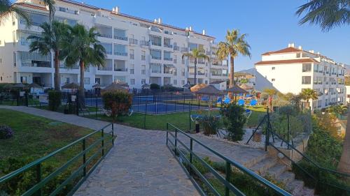 een resort met een speeltuin voor een gebouw bij La Cala Mijas Cozy Apartment in La Cala de Mijas