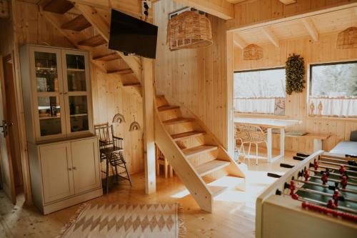 SidzinaにあるDomki Pod Halą Krupowa - Domek Zawojaの木造の小屋(階段、テーブル、チェスボード付)